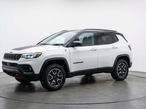 Used 2025 Jeep Compass Trailhawk AWD/4WD image 3