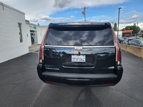 Used 2017 Cadillac Escalade ESV Premium Luxury AWD/4WD image 4