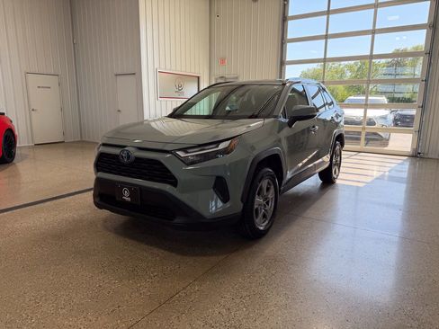 Used 2022 Toyota RAV4 XLE AWD/4WD image 2