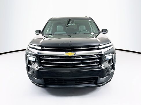 Used 2025 Chevrolet Traverse LT FWD image 2