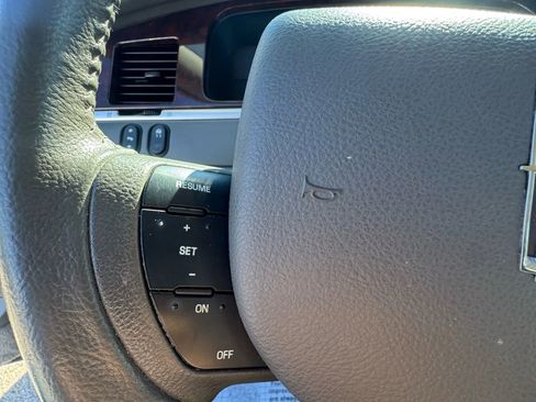 Used 2009 Lincoln Town Car Signature Limited image 13