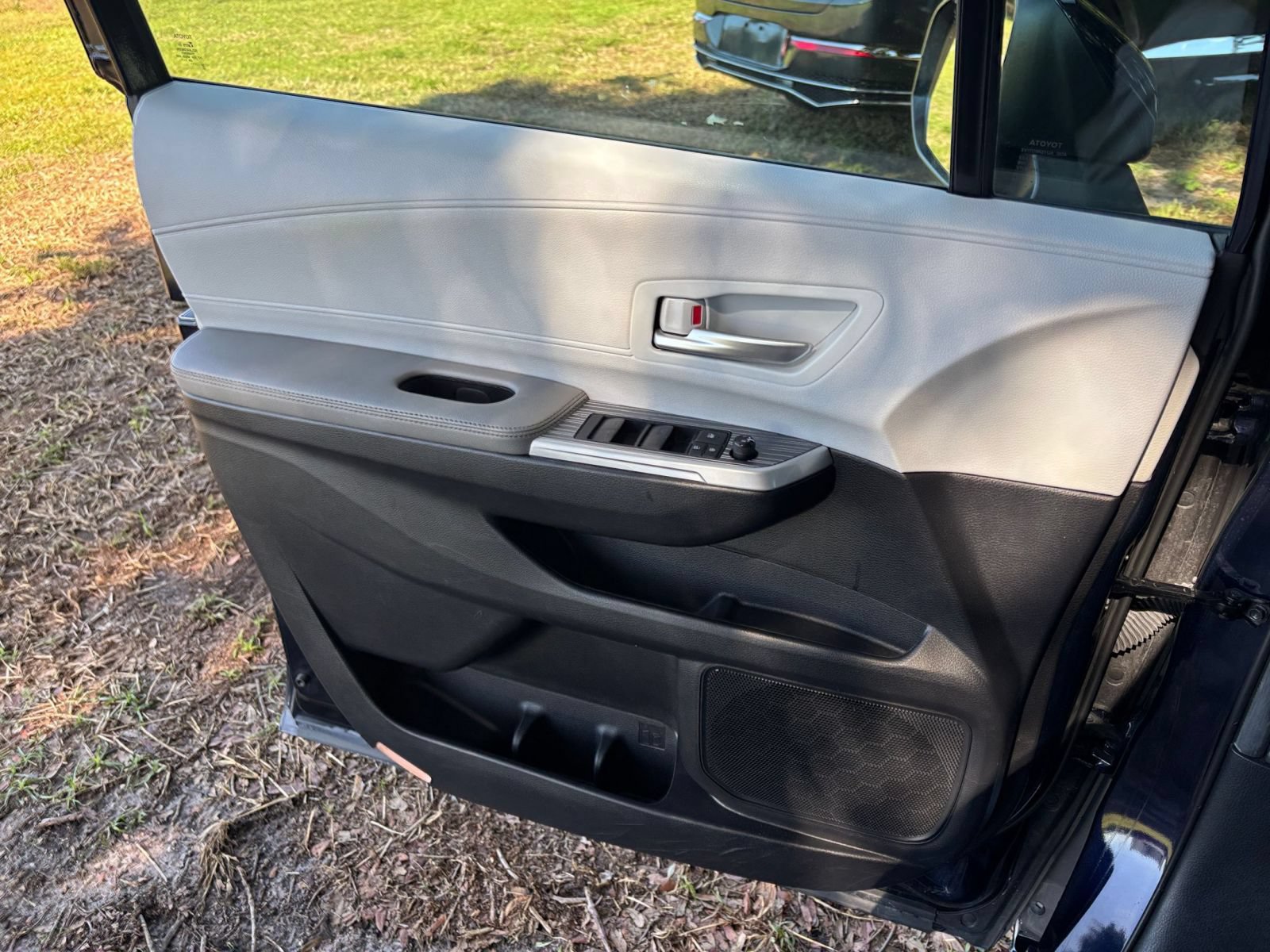 Used 2025 Toyota Sienna XLE FWD image 18