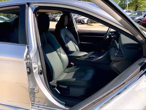 Used 2024 Toyota Camry SE image 9