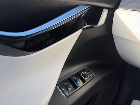Used 2016 Tesla Model X 75D image 38