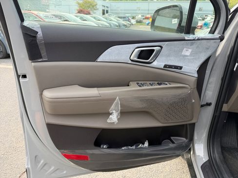 New 2026 Kia Carnival EX FWD image 18