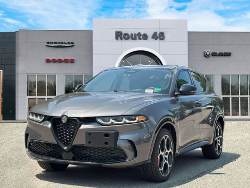 Used 2025 Alfa Romeo Tonale w/ Premium Package AWD/4WD image 2
