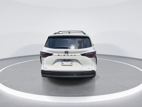 Used 2026 Toyota Sienna XLE FWD image 7