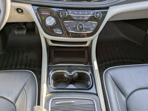 Used 2024 Chrysler Pacifica Limited image 18