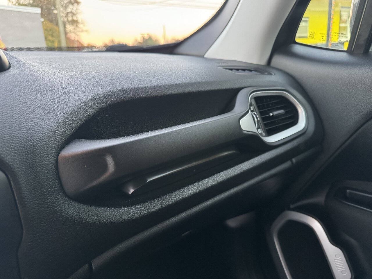 Used 2018 Jeep Renegade Latitude FWD image 26