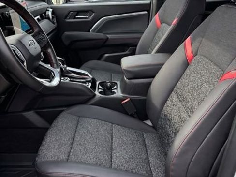 Used 2025 Chevrolet Colorado Z71 image 12