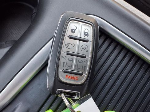 Used 2023 Chrysler Pacifica Touring-L FWD image 16