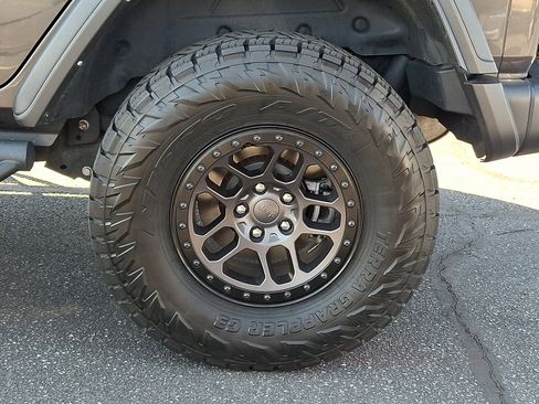 Used 2021 Jeep Wrangler Unlimited Rubicon w/ Xtreme Recon 35" Tire Package image 8