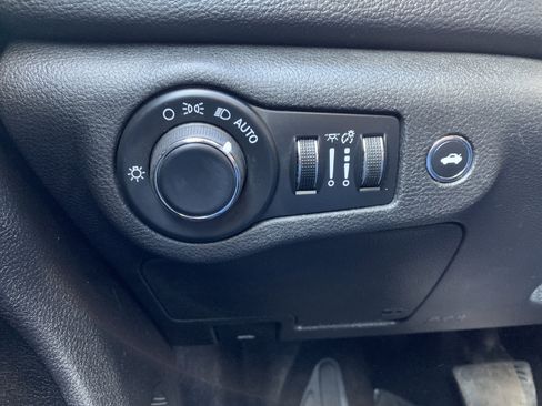 Used 2016 Chrysler 200 Limited image 15