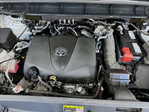 Used 2021 Toyota Highlander XLE AWD/4WD image 29
