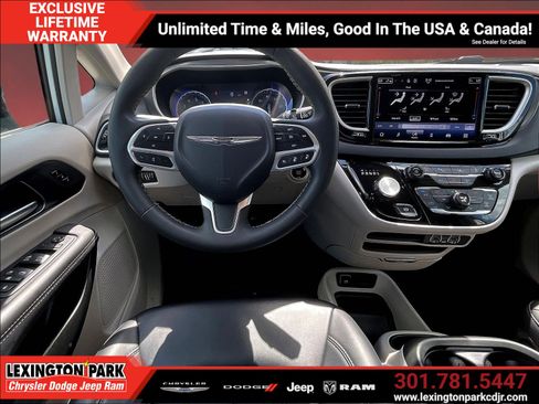 Used 2024 Chrysler Pacifica Touring-L FWD image 8