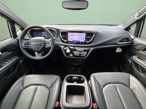 New 2026 Chrysler Pacifica Select FWD image 25