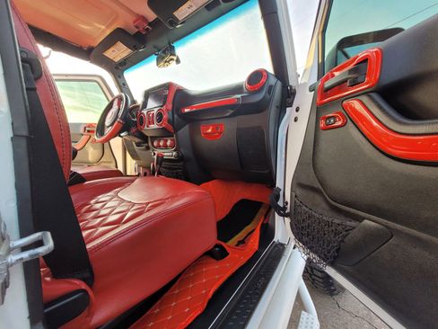 Used 2015 Jeep Wrangler Unlimited Sahara w/ Connectivity Group image 18