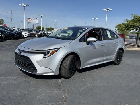 Used 2025 Toyota Corolla LE FWD image 3
