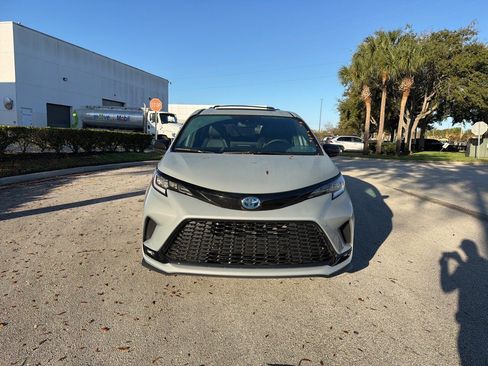 Used 2025 Toyota Sienna XSE w/ XSE Plus Package image 8