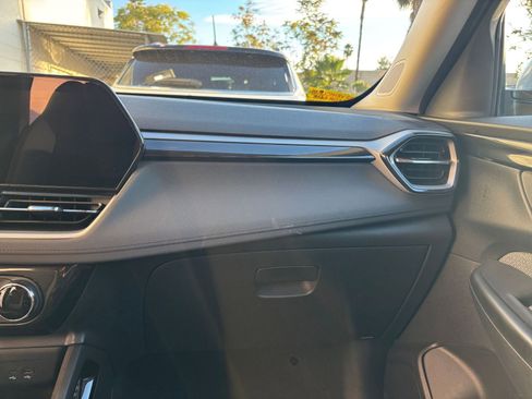 Used 2025 Chevrolet TrailBlazer LT image 35