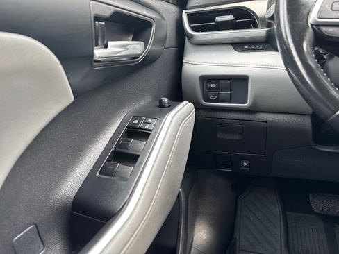 Used 2021 Toyota Highlander XLE AWD/4WD image 11