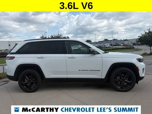 Used 2023 Jeep Grand Cherokee Altitude AWD/4WD image 16