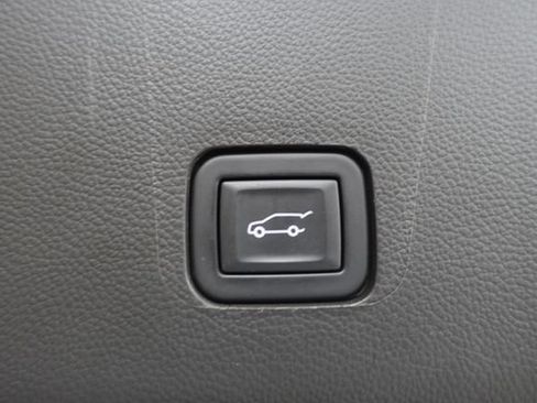 Used 2023 Chevrolet Traverse LT FWD image 23