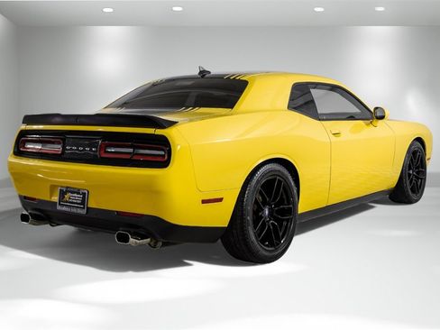 Used 2017 Dodge Challenger R/T image 7