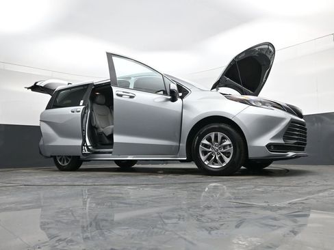 Used 2025 Toyota Sienna XLE image 49