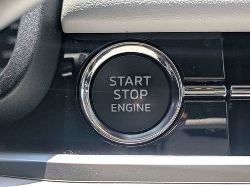 Used 2025 Mitsubishi Outlander SE FWD image 32