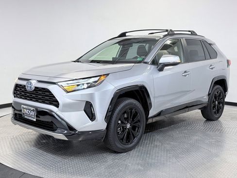 Used 2024 Toyota RAV4 SE image 3
