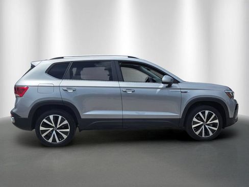 Used 2023 Volkswagen Taos SE FWD image 2
