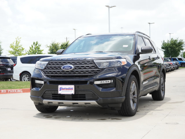 Used 2021 Ford Explorer XLT w/ Equipment Group 202A RWD image 2