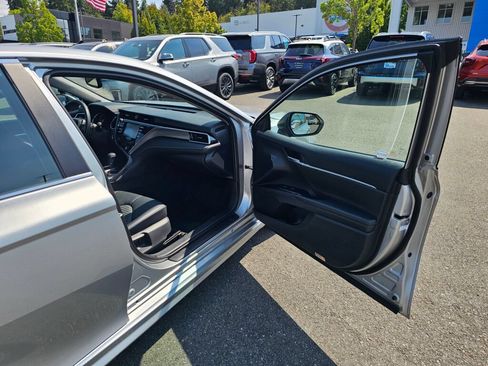 Used 2018 Toyota Camry SE w/ Moonroof Package FWD image 29