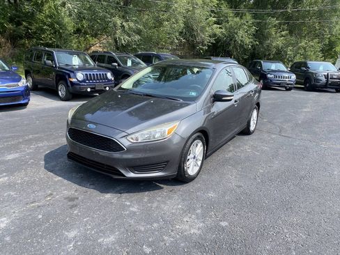 Used 2017 Ford Focus SE FWD image 1
