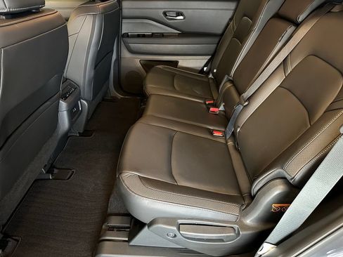 Used 2025 Nissan Pathfinder SL AWD/4WD image 21