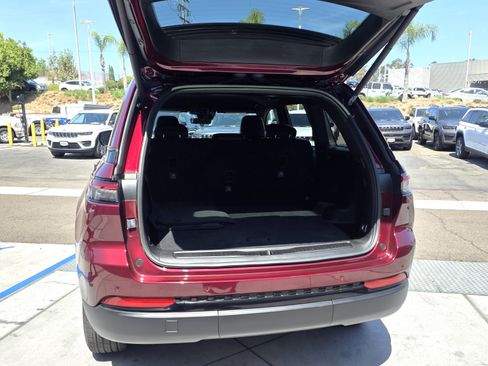 Certified 2025 Jeep Grand Cherokee Altitude AWD/4WD image 16