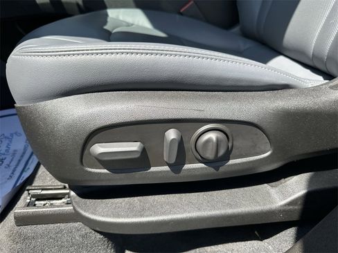 Used 2023 Buick Enclave Essence image 12