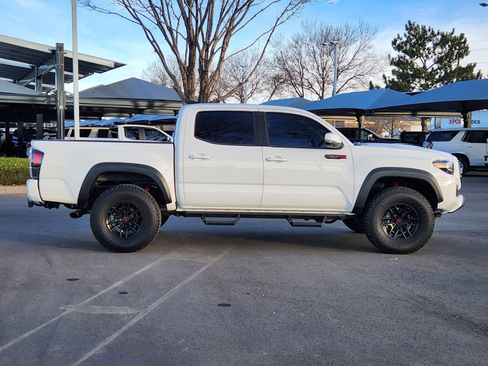 Used 2020 Toyota Tacoma image 2