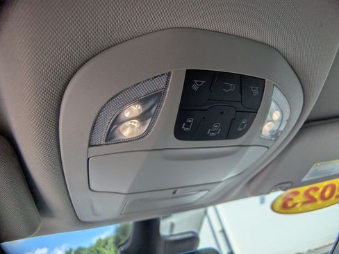 Used 2023 Chrysler Pacifica Touring-L FWD image 19
