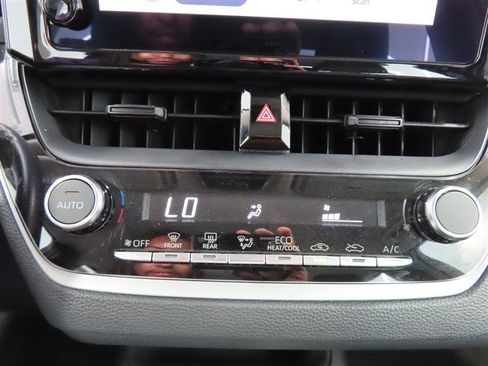 Used 2025 Toyota Corolla LE FWD image 27