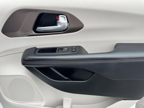 Used 2018 Chrysler Pacifica Touring Plus image 24