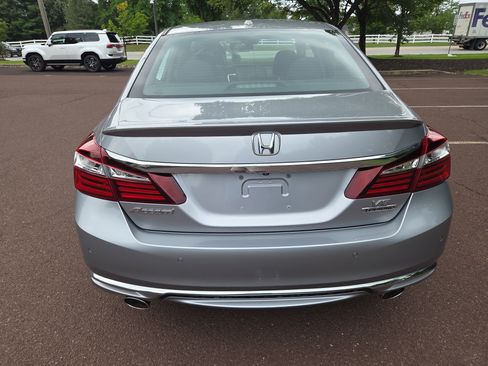 Used 2017 Honda Accord Touring image 4
