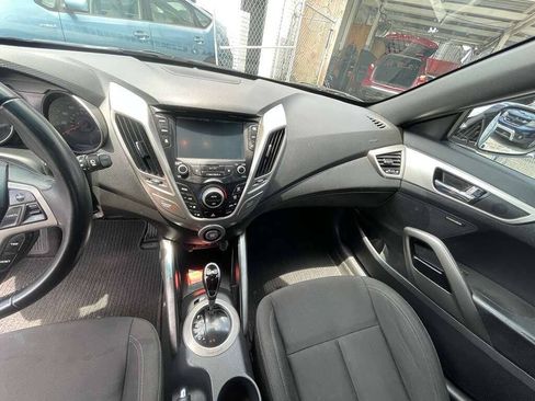 Used 2017 Hyundai Veloster Value Edition FWD image 7