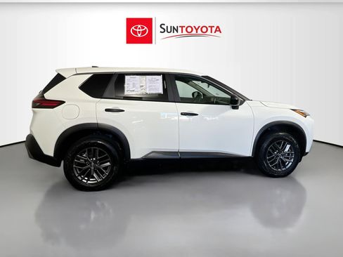 Used 2023 Nissan Rogue S image 2