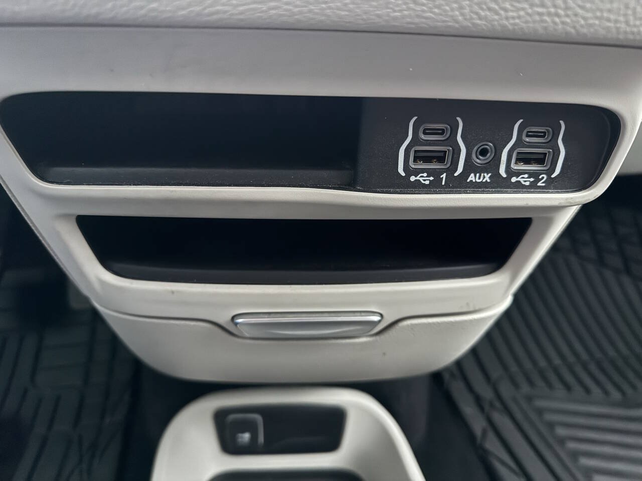 Used 2023 Chrysler Pacifica Touring-L AWD/4WD image 22