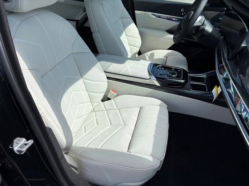 Used 2025 BMW i7 xDrive60 w/ Premium Package image 24