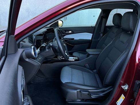 Used 2025 Chevrolet Trax LT w/ LT Convenience Package image 10