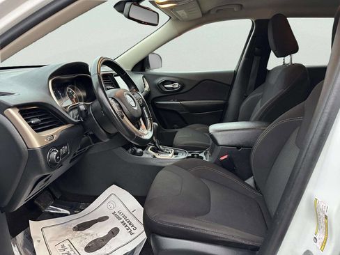 Used 2016 Jeep Cherokee Latitude w/ Safety/Convenience Group image 9