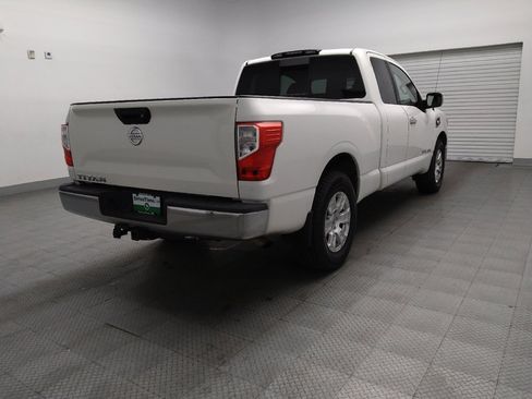 Used 2017 Nissan Titan SV image 9